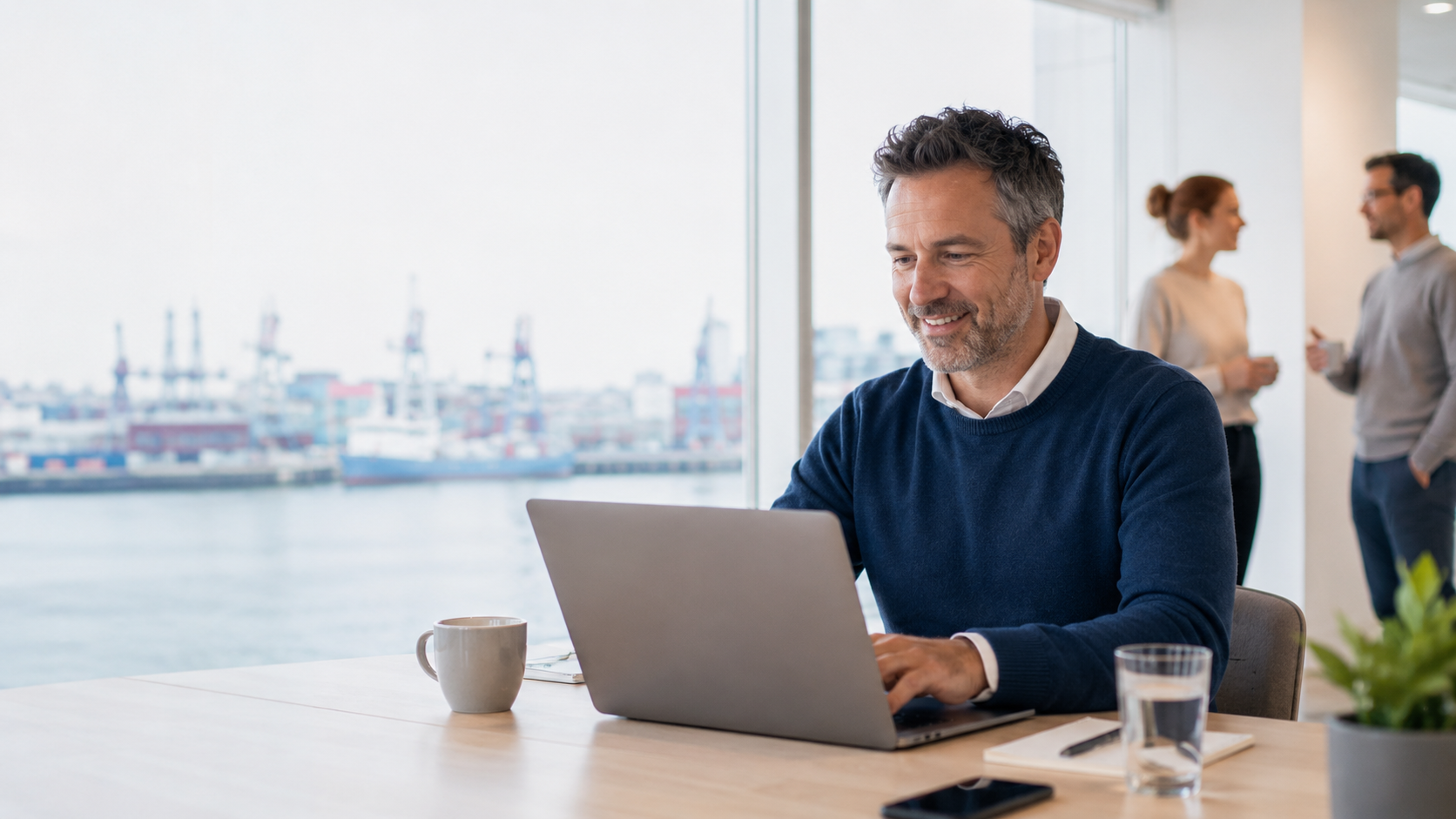 Mitglied beim lesen des Newsletters