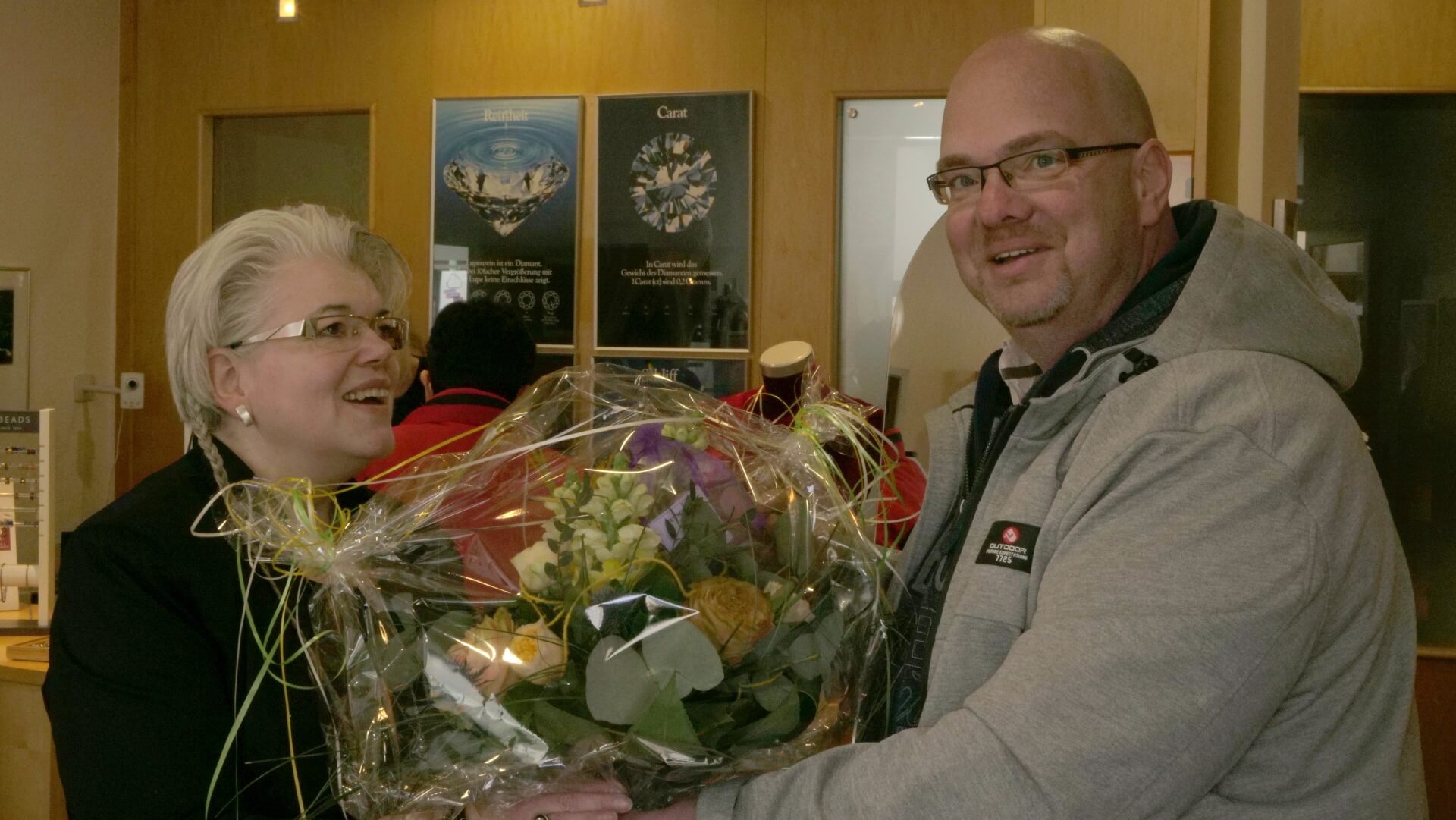 Anja Hillje bekommt einen Blumenstrauß von Thomas Lindenau überreicht Anja Hillje bekommt einen Blumenstrauß von Thomas Lindenau überreicht